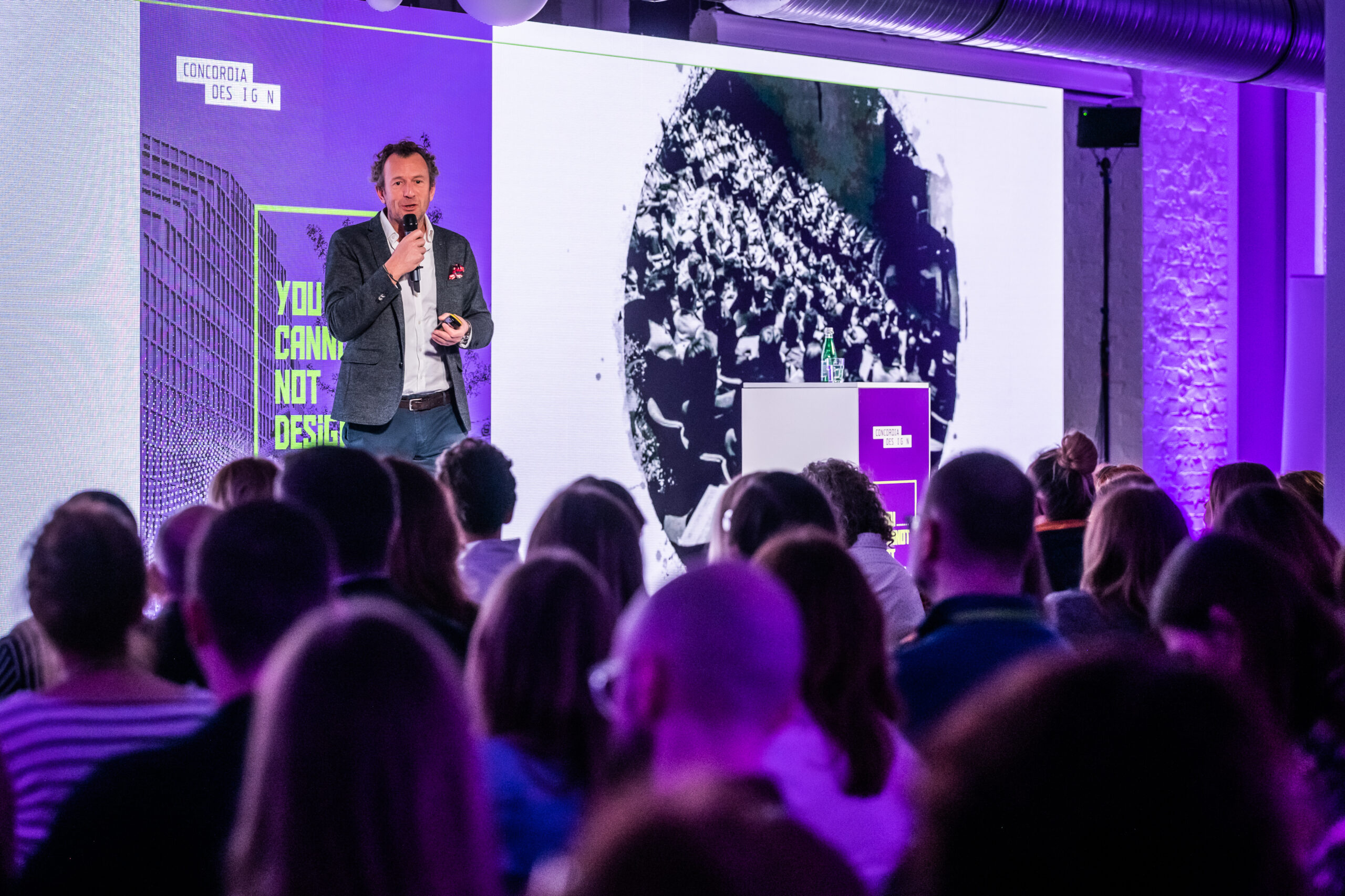 Przestrzeń eventowa w Poznaniu - przemowa na scenie.