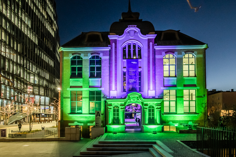 Poznań imprezy firmowe. Centrum Konferencyjne - Concordia Design. Budynek oświetlony kolorowym światłem, w tle Bałtyk.